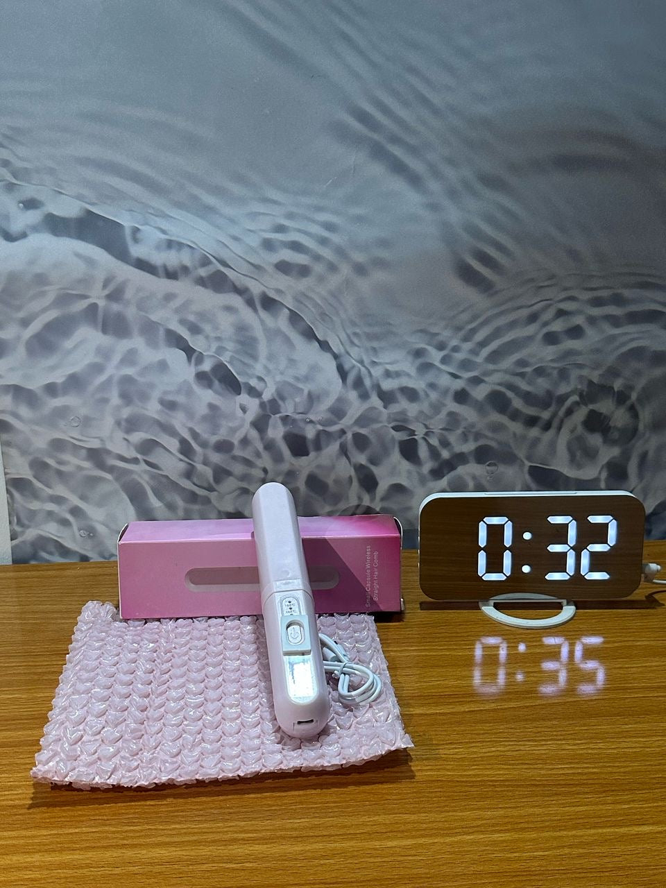 Mini wireless hair comb