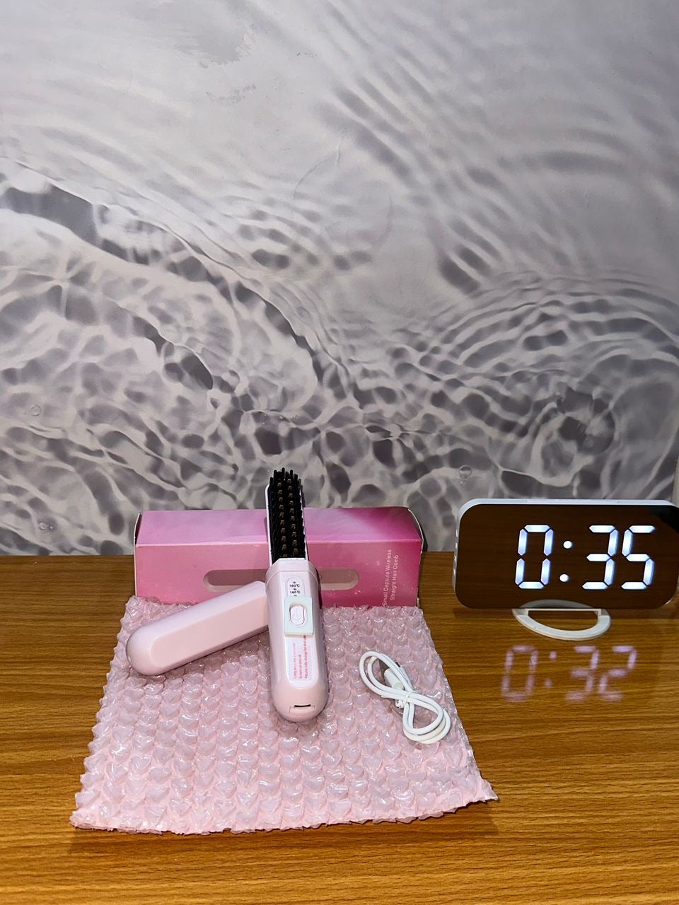Mini wireless hair comb